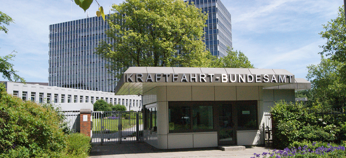 Das Gebäude des Kraftfahrt-Bundesamts Flensburg bei Sonnenschein Das Gebäude des Kraftfahrt-Bundesamts Flensburg bei Sonnenschein