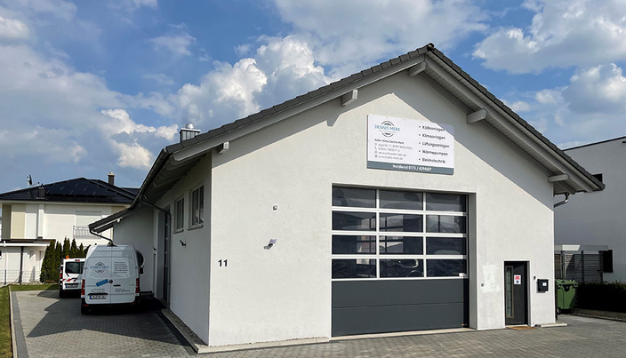 Das Gebäude der Kälte- Klima Dennis Merk GmbH & Co. KG bei blauem Himmel mit weißen Wolken Das Gebäude der Kälte- Klima Dennis Merk GmbH & Co. KG bei blauem Himmel mit weißen Wolken