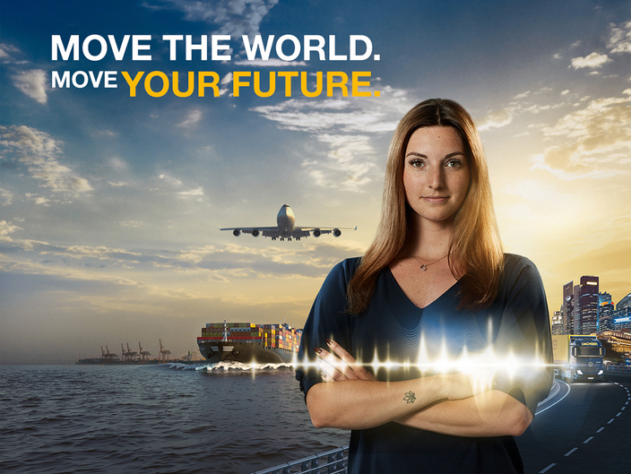 Junger Mensch vor einem Hintergrund mit Containerschiff, Flugzeug und LKW, Bildaufschrift: Move the world. Move your future.