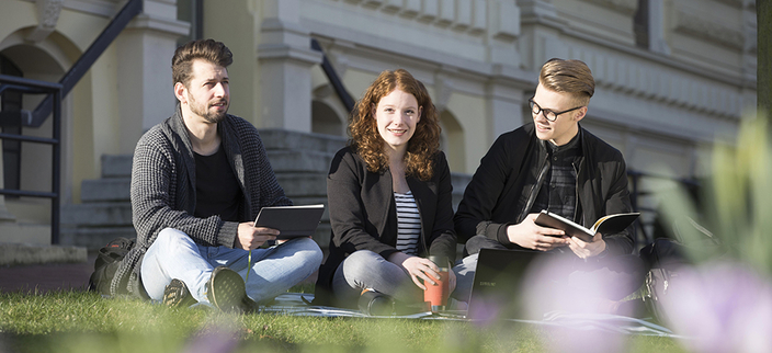 Drei Studierende auf dem Campus Drei Studierende auf dem Campus