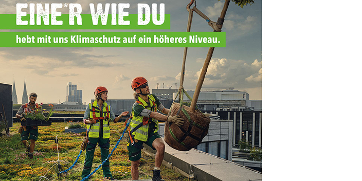 Drei Personen stehen auf einem begrünten Dach. Zwei Personen helfen dabei, mit einem Kran einen Baum hochzuheben. Eine weitere Person trägt einen Blumenkasten. Daneben steht folgender Satz: EINE/R WIE DU hebt mit uns Klimaschutz auf ein höheres Niveau.