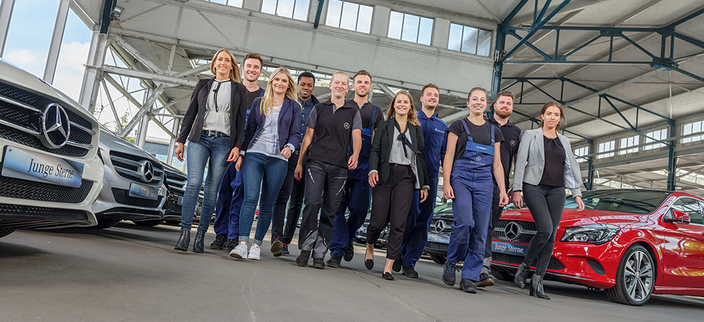 Azubi Gruppenbild vor Mercedes Autos