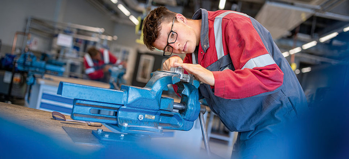 Auszubildender der Aurubis AG in der Produktion Auszubildender der Aurubis AG in der Produktion