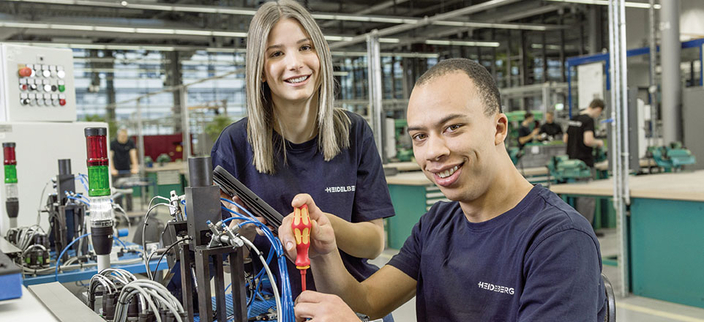 Zwei Personen an elektronischen Geräten. Zwei Personen an elektronischen Geräten.