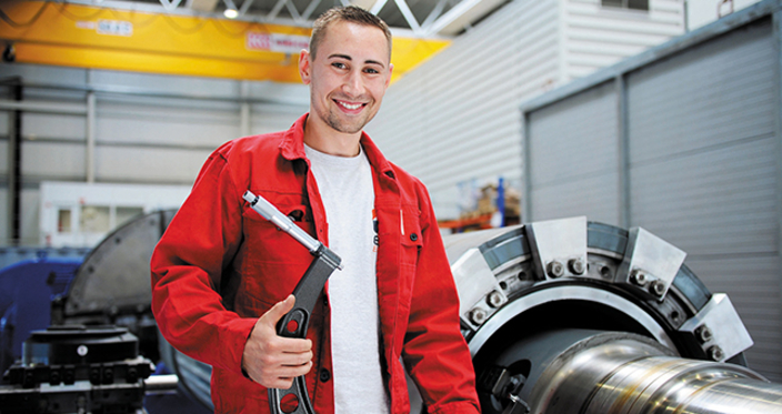 Junger Mann in roter Arbeitsjacke Junger Mann in roter Arbeitsjacke