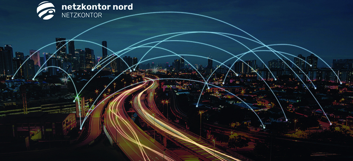 Bild einer Stadt in der Nacht mit farbig visualisierten Netzwerkpunkten und Leitungen Bild einer Stadt in der Nacht mit farbig visualisierten Netzwerkpunkten und Leitungen