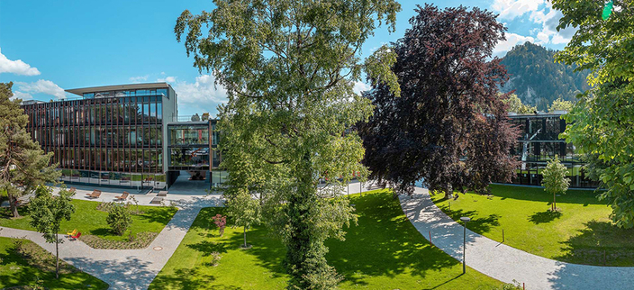 Gebäude der Fachhochschule Kufstein Tirol mit Grünflächen 