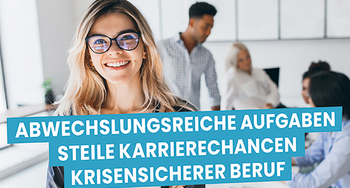 Anzeige mit dem Spruch abwechslungsreiche Aufgaben, steile Karrierechancen, krisensicherer Beruf dahinter eine junge Frau mit Brille und im Hintergrund eine Gruppe aus 4 Personen Anzeige mit dem Spruch abwechslungsreiche Aufgaben, steile Karrierechancen, krisensicherer Beruf dahinter eine junge Frau mit Brille und im Hintergrund eine Gruppe aus 4 Personen