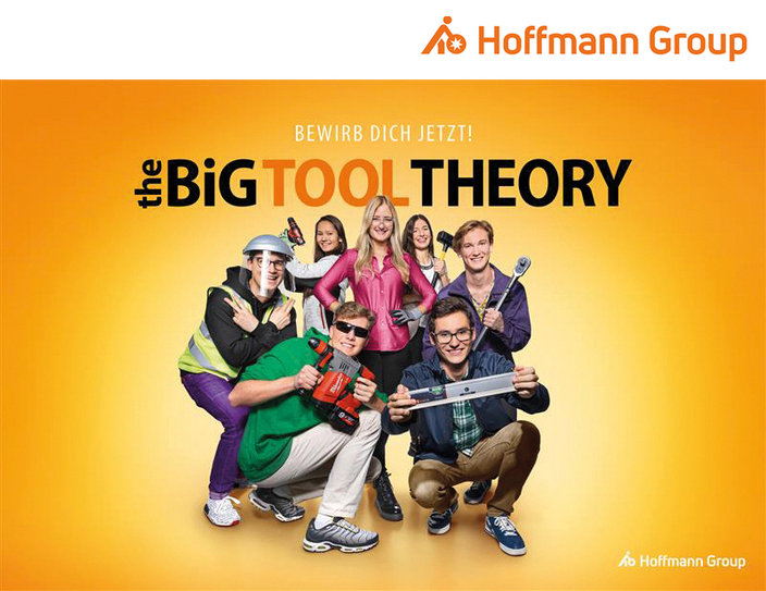 Werbekampagne "the big tool theory" kleine Menschengruppe in Arbeitskleidung Werbekampagne "the big tool theory" kleine Menschengruppe in Arbeitskleidung