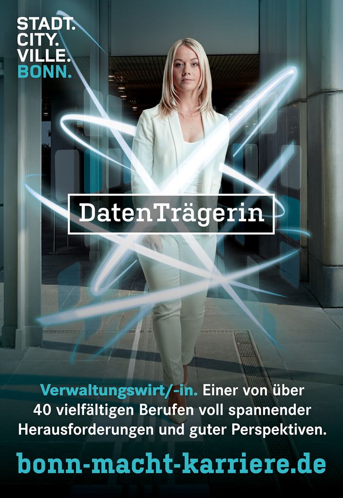 Kampagnenbild Stadt. City. Ville. Bonn. DatenTrägerin Frau trägt Engelsflügel Kampagnenbild Stadt. City. Ville. Bonn. DatenTrägerin Frau trägt Engelsflügel