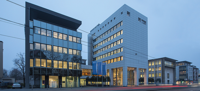 Das Gebäude der Industrie- und Handelskammer Ulm in der Dämmerung Das Gebäude der Industrie- und Handelskammer Ulm in der Dämmerung