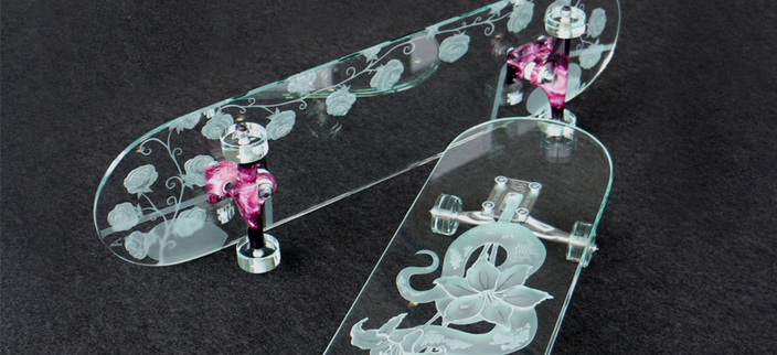 Zwei Skateboards aus Glas mit Blumen verziert Zwei Skateboards aus Glas mit Blumen verziert