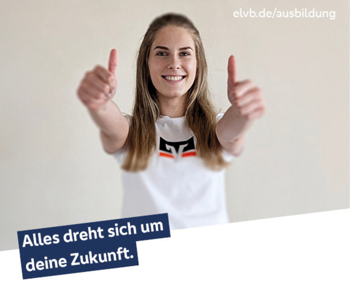 Junge lächelnde Person in weißem T-Shirt mit Volksbank-Logo zeigt beide Daumen hoch, Bildaufschrift: Alles dreht sich um deine Zukunft. Junge lächelnde Person in weißem T-Shirt mit Volksbank-Logo zeigt beide Daumen hoch, Bildaufschrift: Alles dreht sich um deine Zukunft.