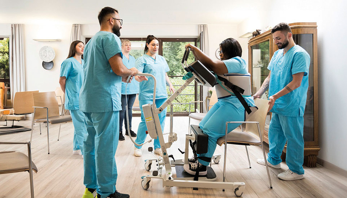 Pflegefachpersonen bie der Arbeit Pflegefachpersonen bie der Arbeit