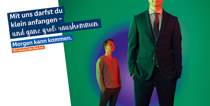 Graphik mit dem Satz: Mit uns darfst du klein anfangen - und ganz groß rauskommen. Morgen kann kommen. Wir machen den Weg frei. Foto eines kleinen Mannes der auf einen sehr großen schaut