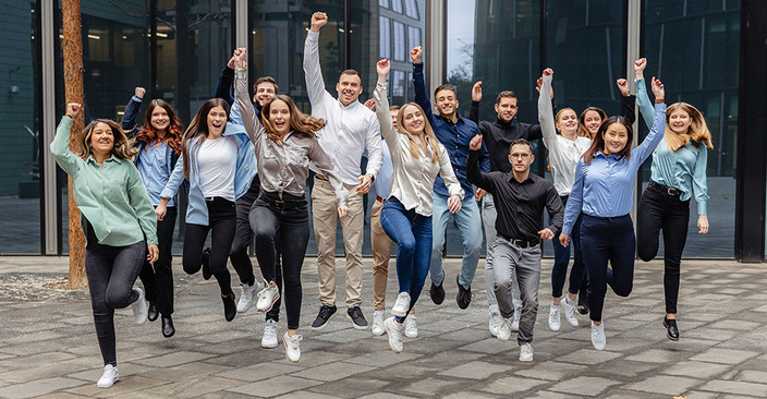Gruppenfoto von jungen Menschen, die in die Höhe springen Gruppenfoto von jungen Menschen, die in die Höhe springen