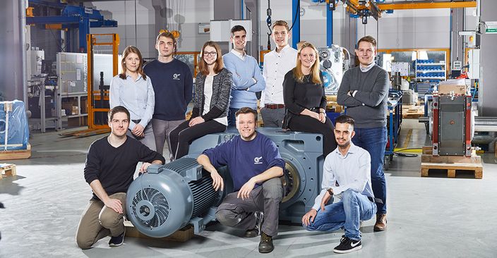 Gruppenbild der Aubis in der Produktionshalle Gruppenbild der Aubis in der Produktionshalle