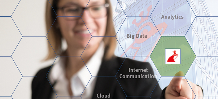 Junge Person mit Brille vor einer virtuellen Grafik mit den Feldern Analytics, Big Data, Internet Communication, Cloud Junge Person mit Brille vor einer virtuellen Grafik mit den Feldern Analytics, Big Data, Internet Communication, Cloud