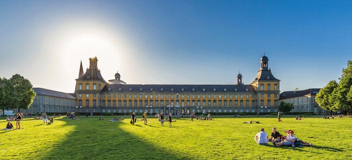 Blick vom Bonner Hofgarten auf das Universitätsgebäude im Herzen von Bonn Blick vom Bonner Hofgarten auf das Universitätsgebäude im Herzen von Bonn