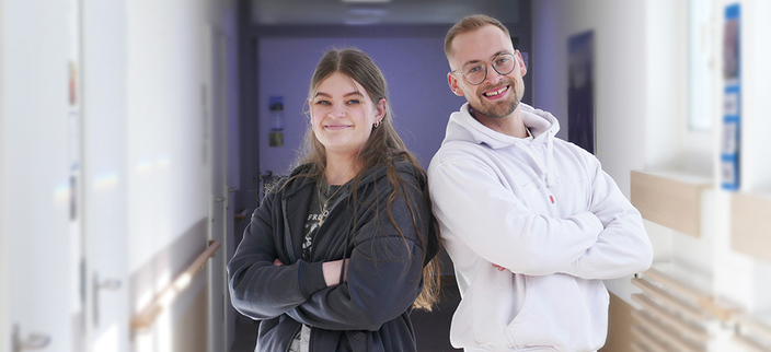 Zwei junge Menschen im Flur lachen in die Kamera Zwei junge Menschen im Flur lachen in die Kamera
