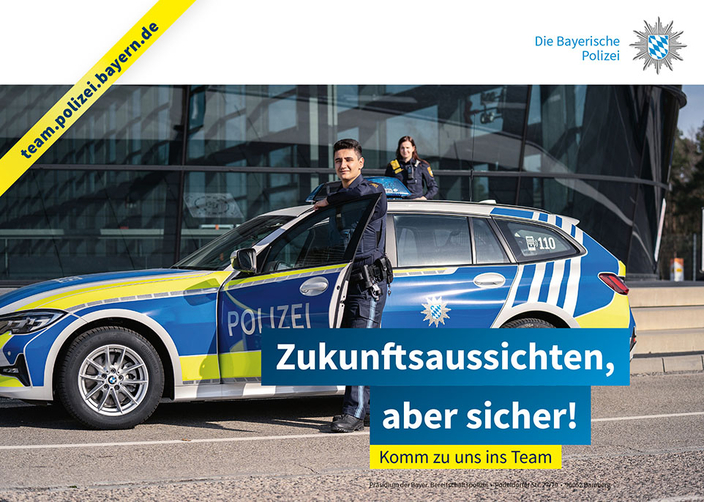 Zwei Menschen in Polizei-Uniform an einem Polizeiauto, Bildaufschrift: Zukunftsaussichten, aber sicher! Komm zu uns ins Team Zwei Menschen in Polizei-Uniform an einem Polizeiauto, Bildaufschrift: Zukunftsaussichten, aber sicher! Komm zu uns ins Team