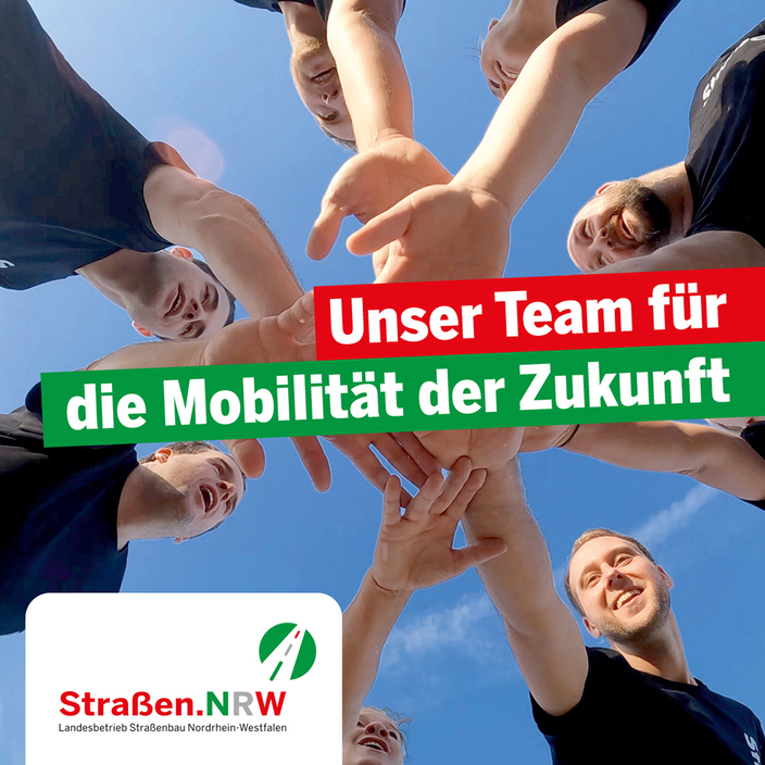 Acht Personen im Kreis legen die Hände übereinander, Bildaufschrift: Unser Team für die Mobilität der Zukunft
