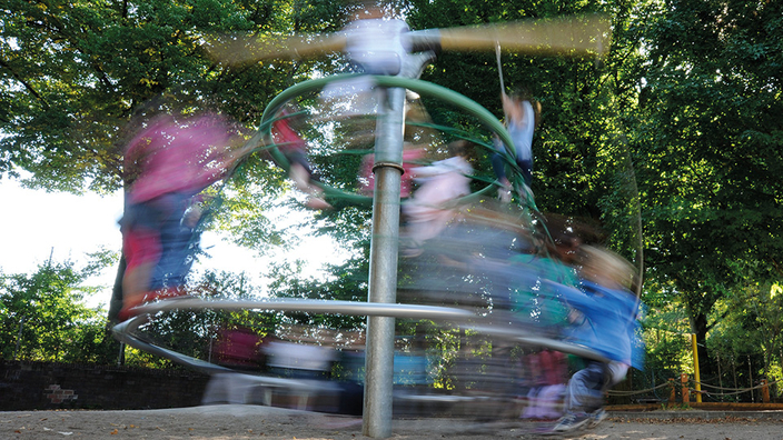 Spielkreisel auf Spielplatz Spielkreisel auf Spielplatz
