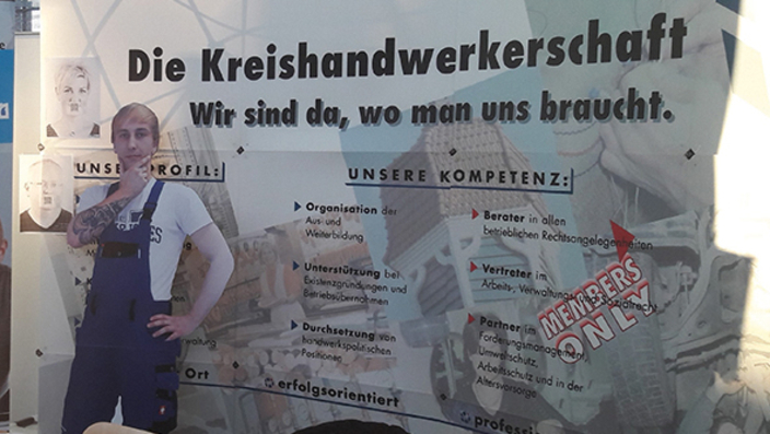 Person vor historischer Tafel. Person vor historischer Tafel.