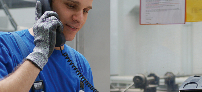 Person am Telefon. Person am Telefon.