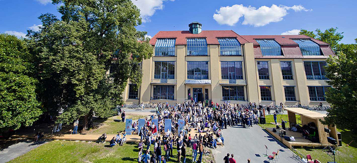 Studierende vor dem Gebäude der Bauhaus-Universität Weimar Studierende vor dem Gebäude der Bauhaus-Universität Weimar