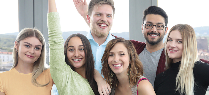 6 junge Menschen die fröhlich in die Kamera schauen 6 junge Menschen die fröhlich in die Kamera schauen