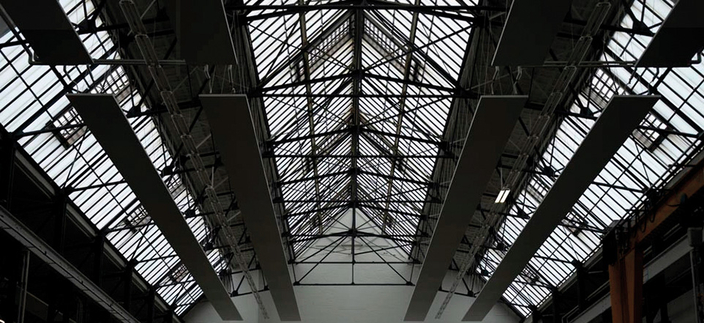 Innenaufnahme vom Dach einer Halle Innenaufnahme vom Dach einer Halle