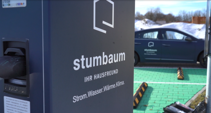 Ausschnitt einer Ladesäule mit der Aufschrift stumbaum – IHR HAUSFREUND– Strom. Wasser. Wärme. Klima