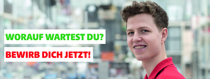 Werbekampagne "Worauf wartest du? Bewirb dich jetzt! Junger Mann mit rotem Poloshirt lacht in die Kamera Werbekampagne "Worauf wartest du? Bewirb dich jetzt! Junger Mann mit rotem Poloshirt lacht in die Kamera
