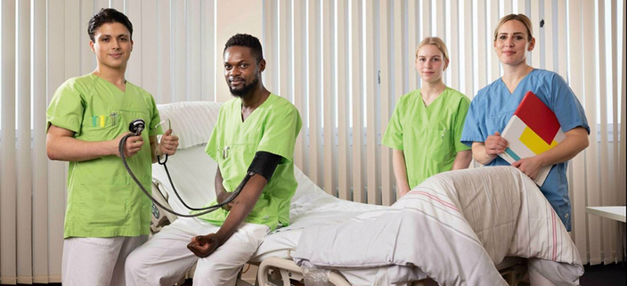 Junge Menschen am Krankenbett in Pfleger- bzw. Krankschwesterkleidung Junge Menschen am Krankenbett in Pfleger- bzw. Krankschwesterkleidung