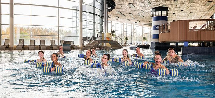 Personen bei der Aqua-Gymnastik