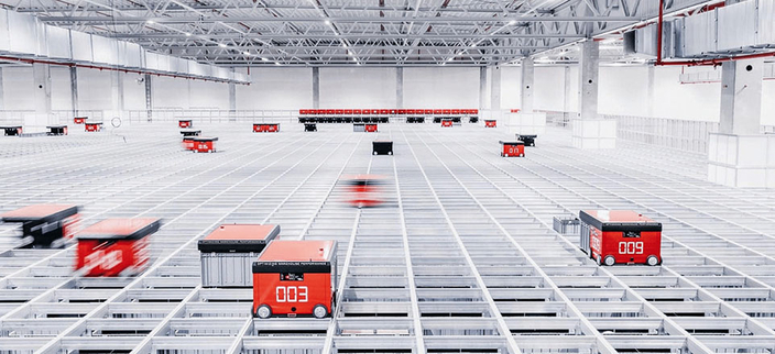 Große Industriehalle mit mehreren Transport-Robotern