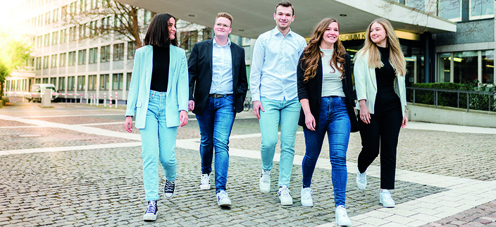 Junge Menschen vor Regierungspräsidium Junge Menschen vor Regierungspräsidium