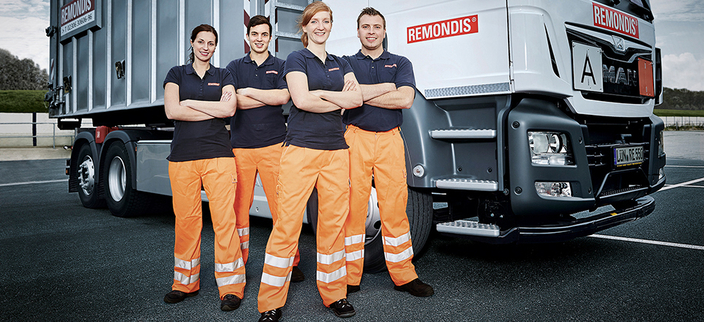 Vier Auszubildende der REMONDIS-Gruppe in Arbeitskleidung Vier Auszubildende der REMONDIS-Gruppe in Arbeitskleidung