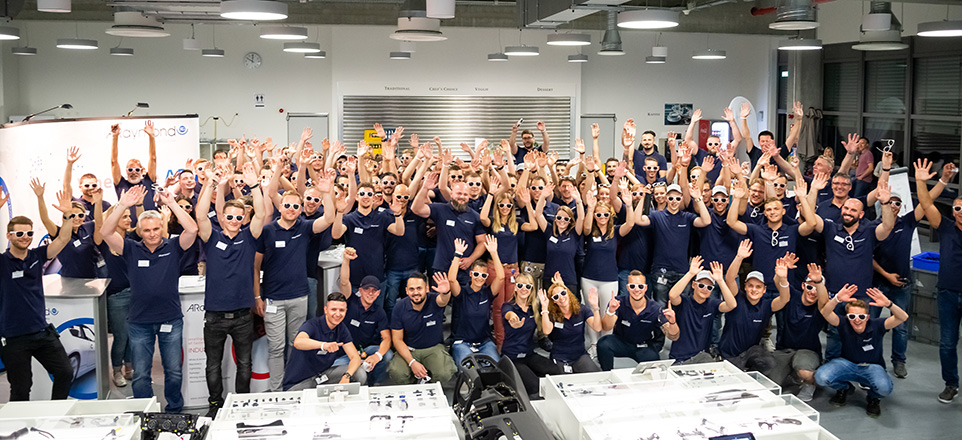 Teamfoto der ca. 100 Auszubildenden der A. Raymond GmbH & Co. KG