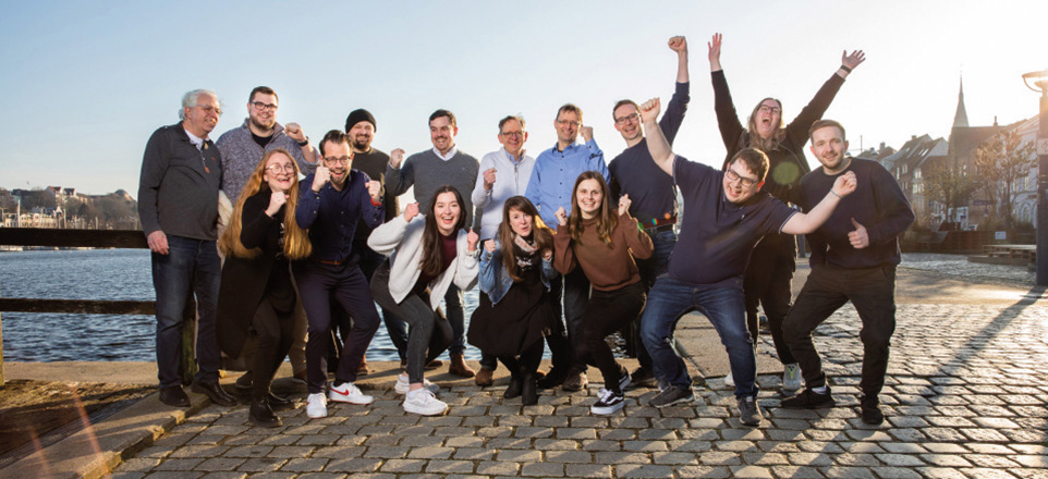 Das Team der AccountOne GmbH vor der Hafenkulisse