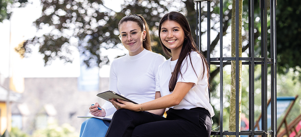 Zwei Studierende im Gespräch Zwei Studierende im Gespräch
