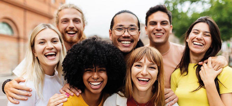 Gruppenbild von sieben jungen lachenden Menschen
