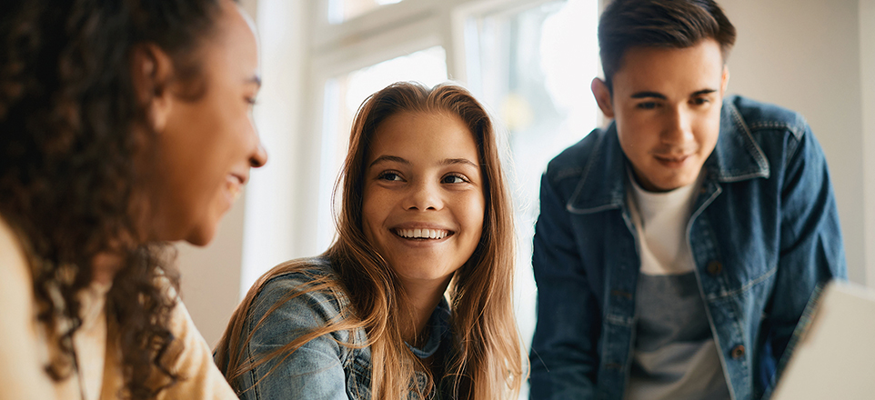 3 junge Menschen im Gespräch