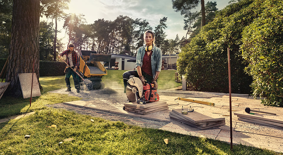 Pflasterabreiten in einem Garten, Bildrechte: Ausbildungsförderwerk Garten-, Landschafts- und Sportplatzbau Pflasterabreiten in einem Garten, Bildrechte: Ausbildungsförderwerk Garten-, Landschafts- und Sportplatzbau