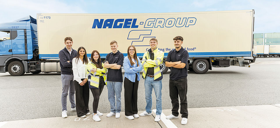 Gruppe von jungen Menschen vor Nagel-Group LKW