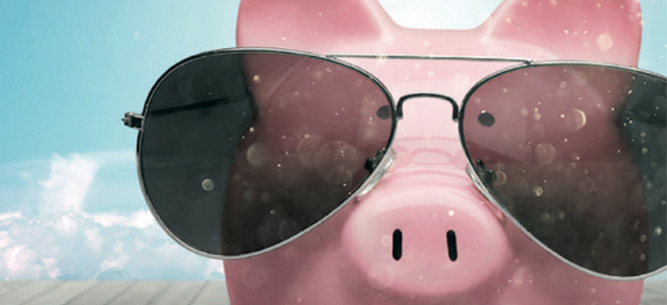 Schweinefigur mit Pilotenbrille vor Hintergrund mit Wolken