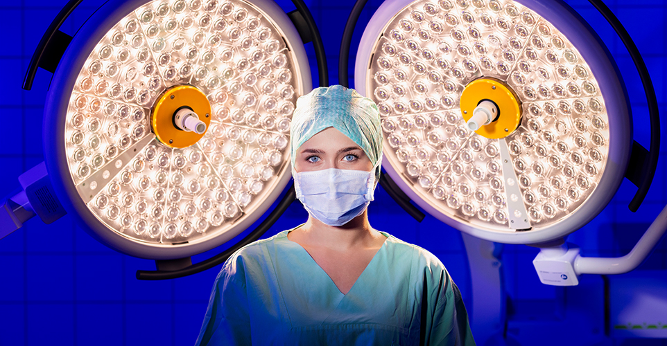 OP Schwester vor OP Lampen