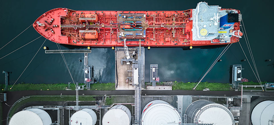 Ein Schiff lädt Kraftstoffe im Hafen