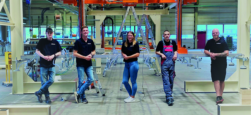 Fünf Auszubildende der Anthon GmbH in der Werkstatt
